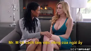 Người đàn ông mạnh mẽ làm cho người phụ nữ trẻ cảm thấy thoải mái