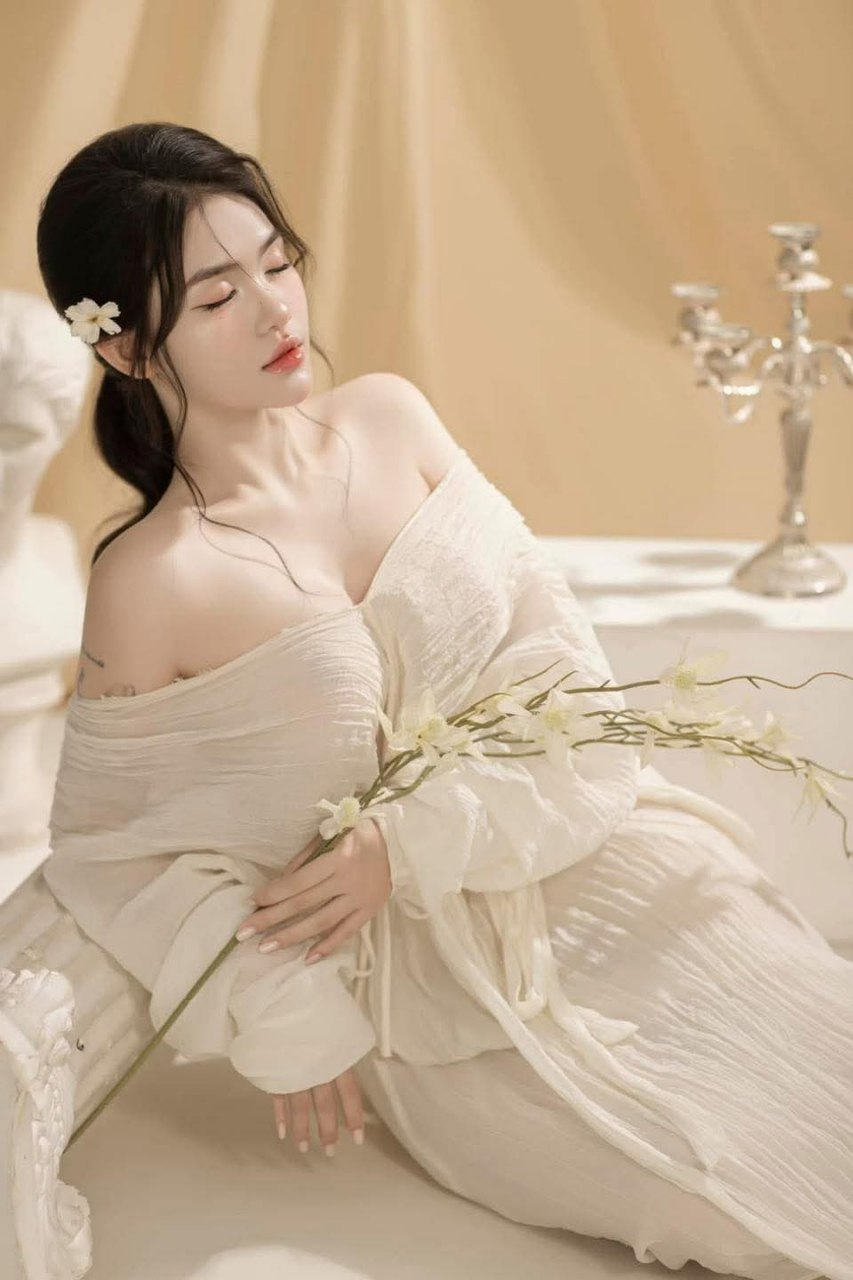 Anh xã thì mãi mê làm việc còn bà xã thì mãi mê tìm trai để thỏa mãn nhục dục